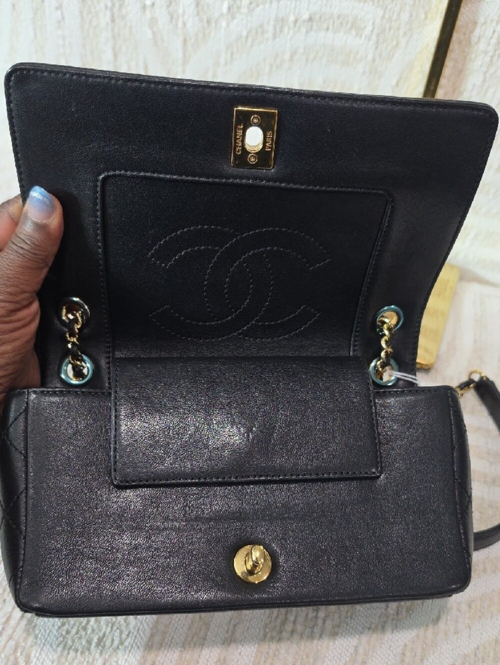 CHANEL Black Quilted Leather Shoulder Bag with Gold Chain - Picture 10 of 16